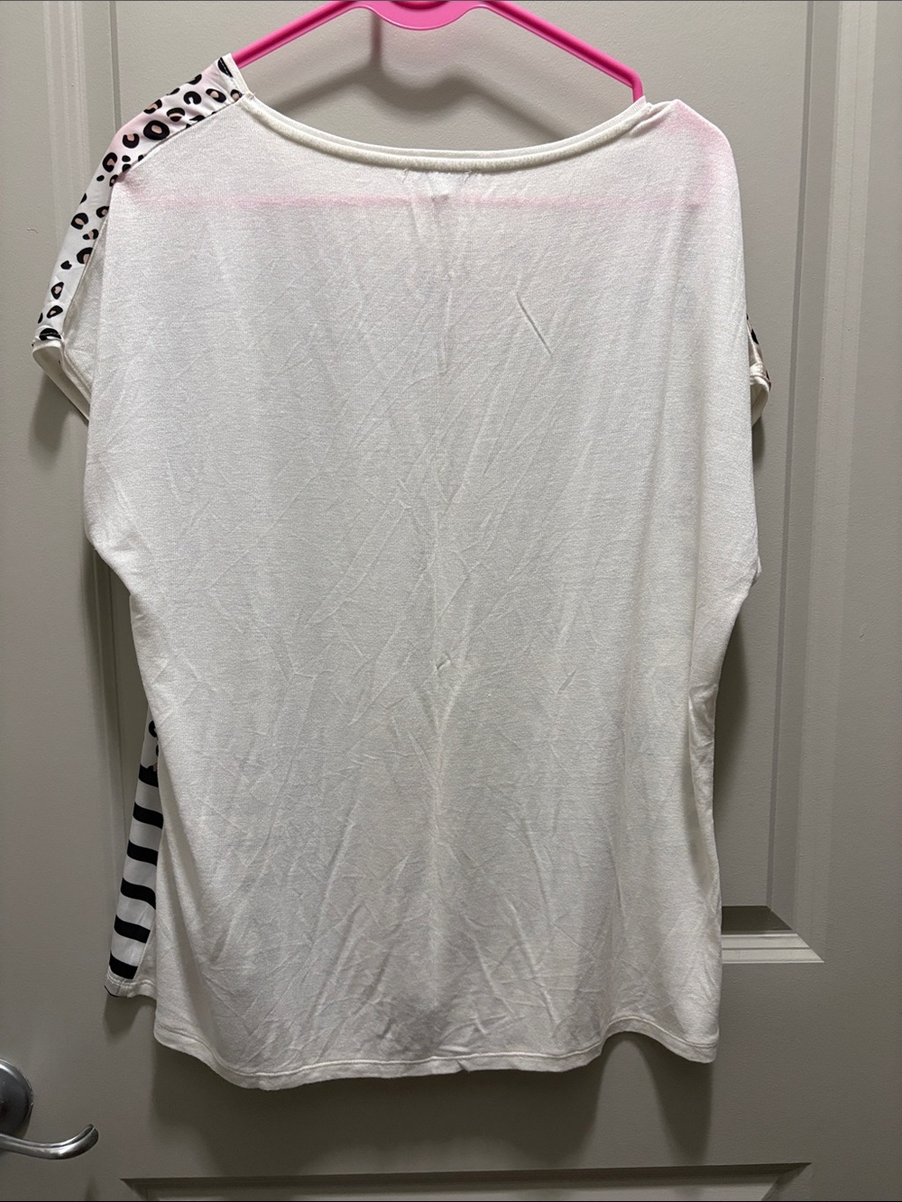 Split-Panel Leopard Print Short Sleeve Top in Beige and White - Picture 4 of 4